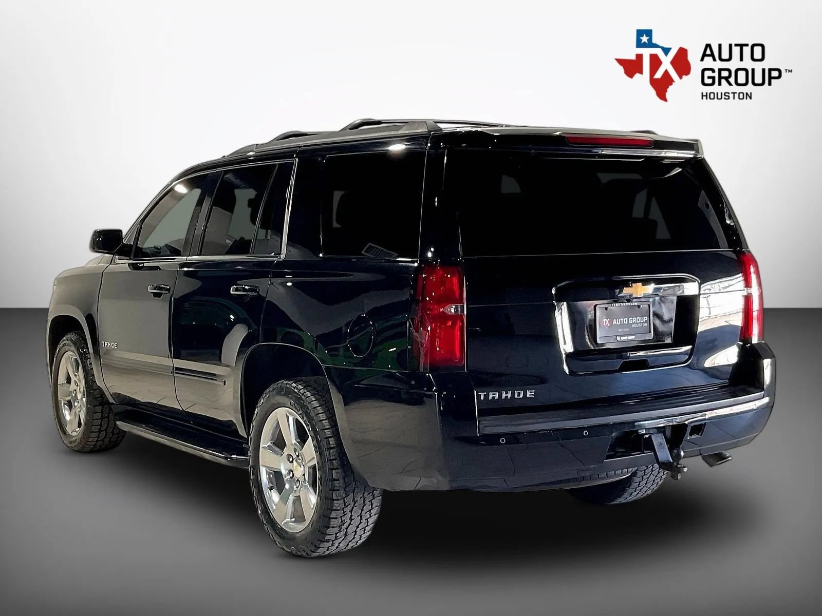 Used 2018 Chevrolet Tahoe LS w/ All-Season Package RWD image 3