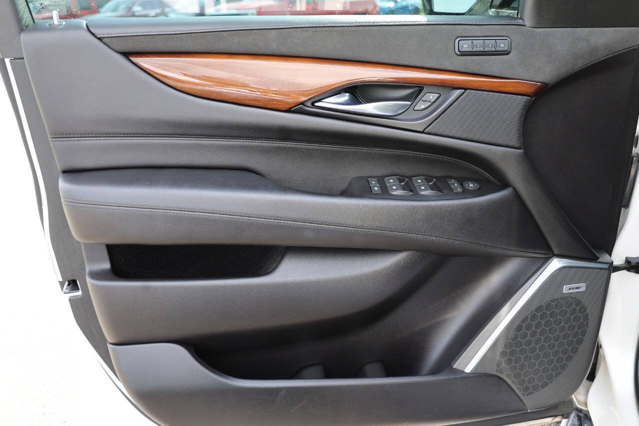 Used 2019 Cadillac Escalade ESV Luxury AWD/4WD image 12