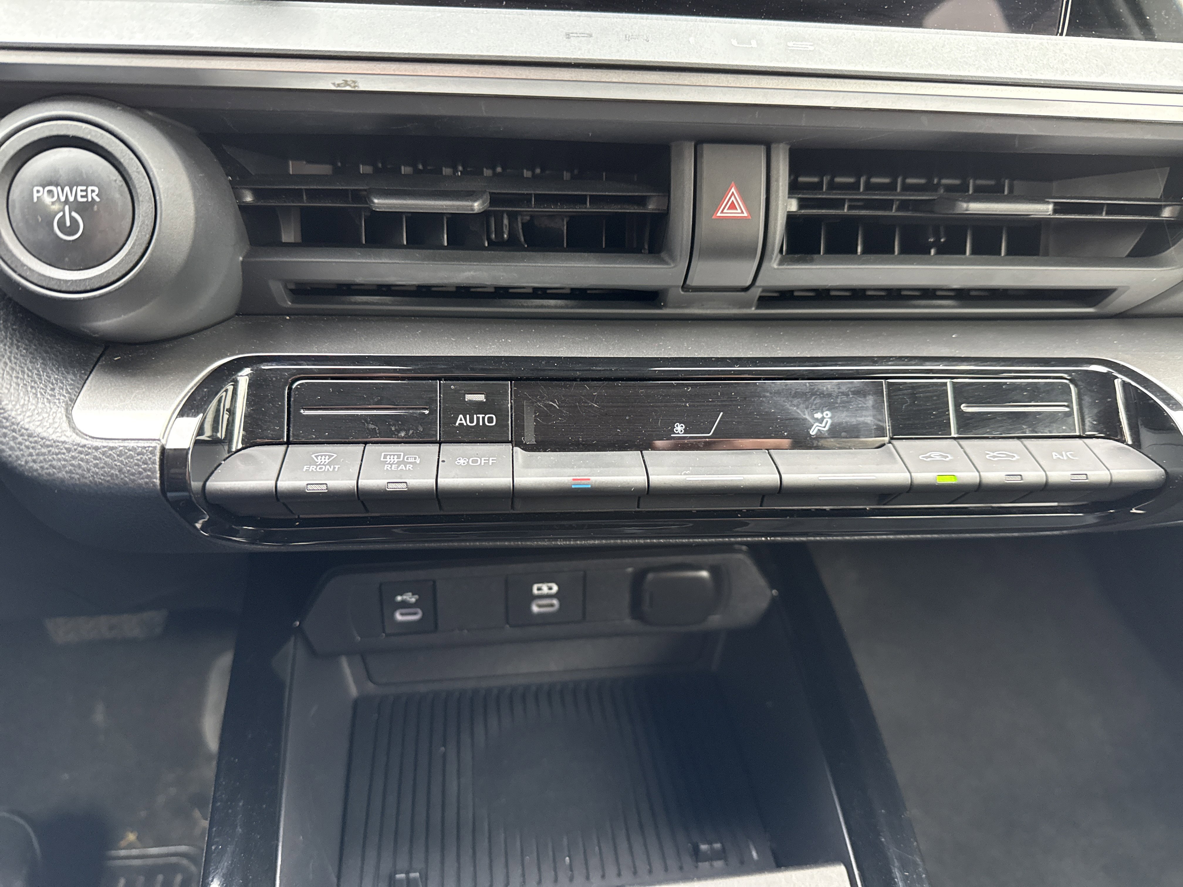 Used 2024 Toyota Prius LE FWD image 25