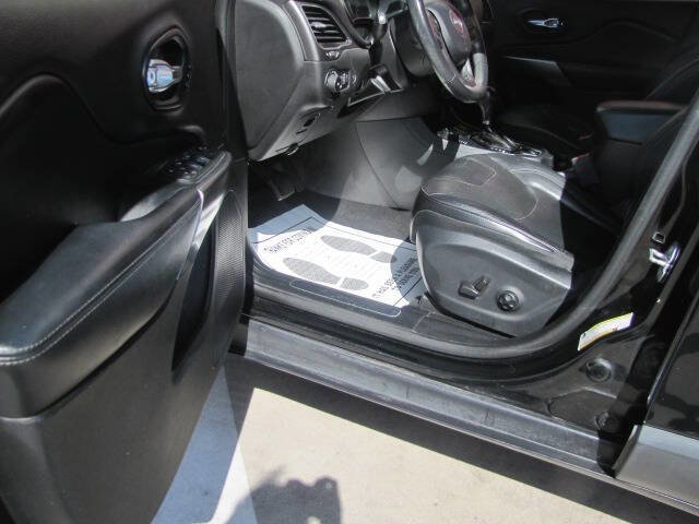 Used 2019 Jeep Cherokee Limited image 9