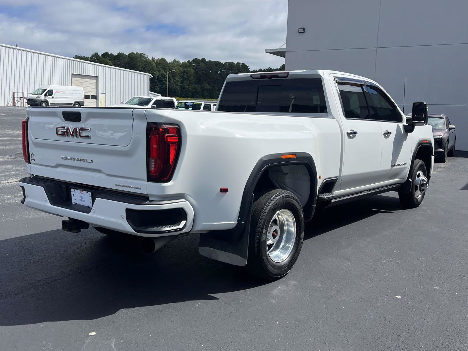 Used 2022 GMC Sierra 3500 Denali AWD/4WD image 3