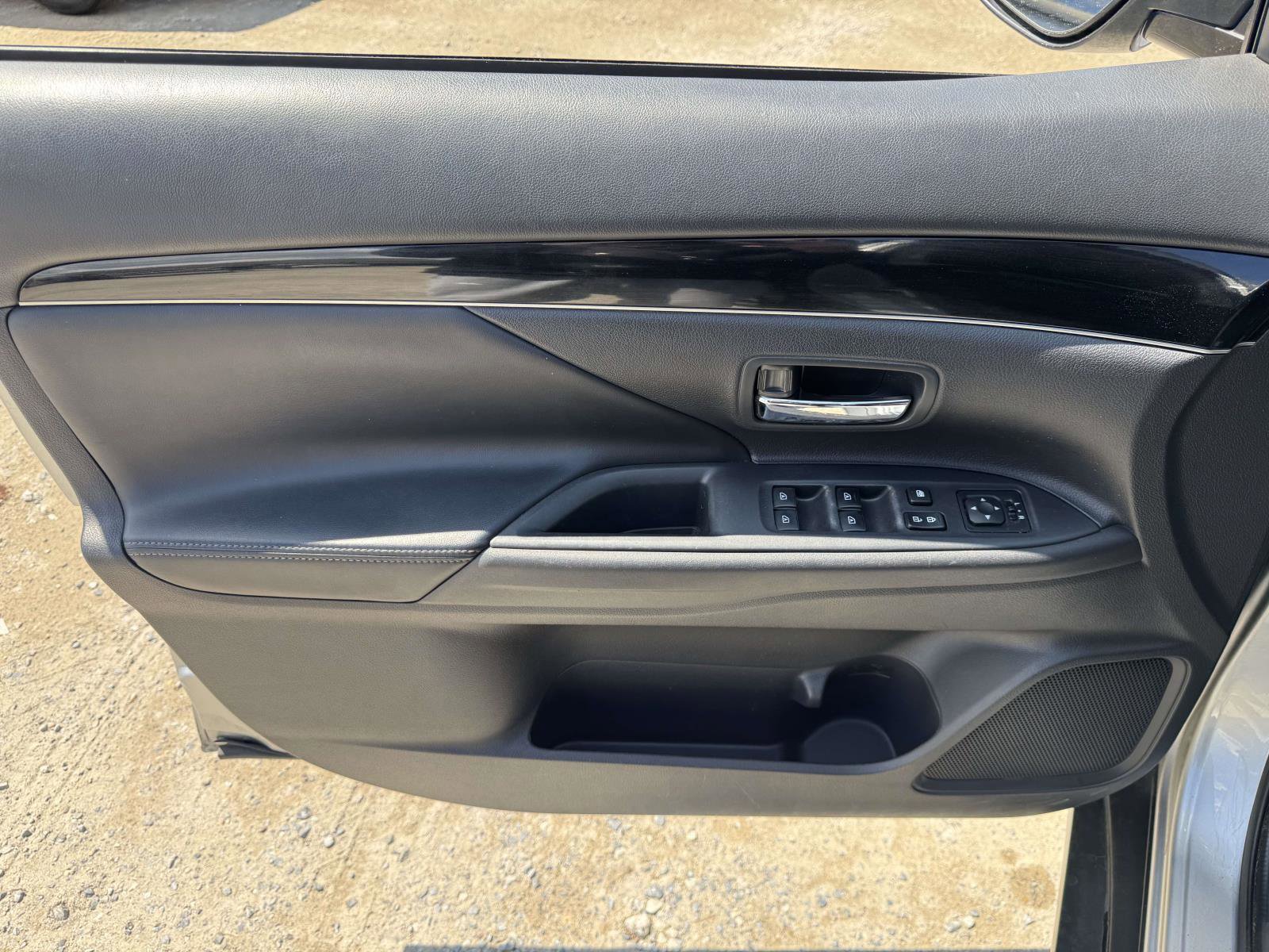Used 2019 Mitsubishi Outlander SE AWD/4WD image 14