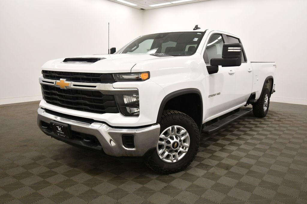 Used 2024 Chevrolet Silverado 2500 LT AWD/4WD image 2