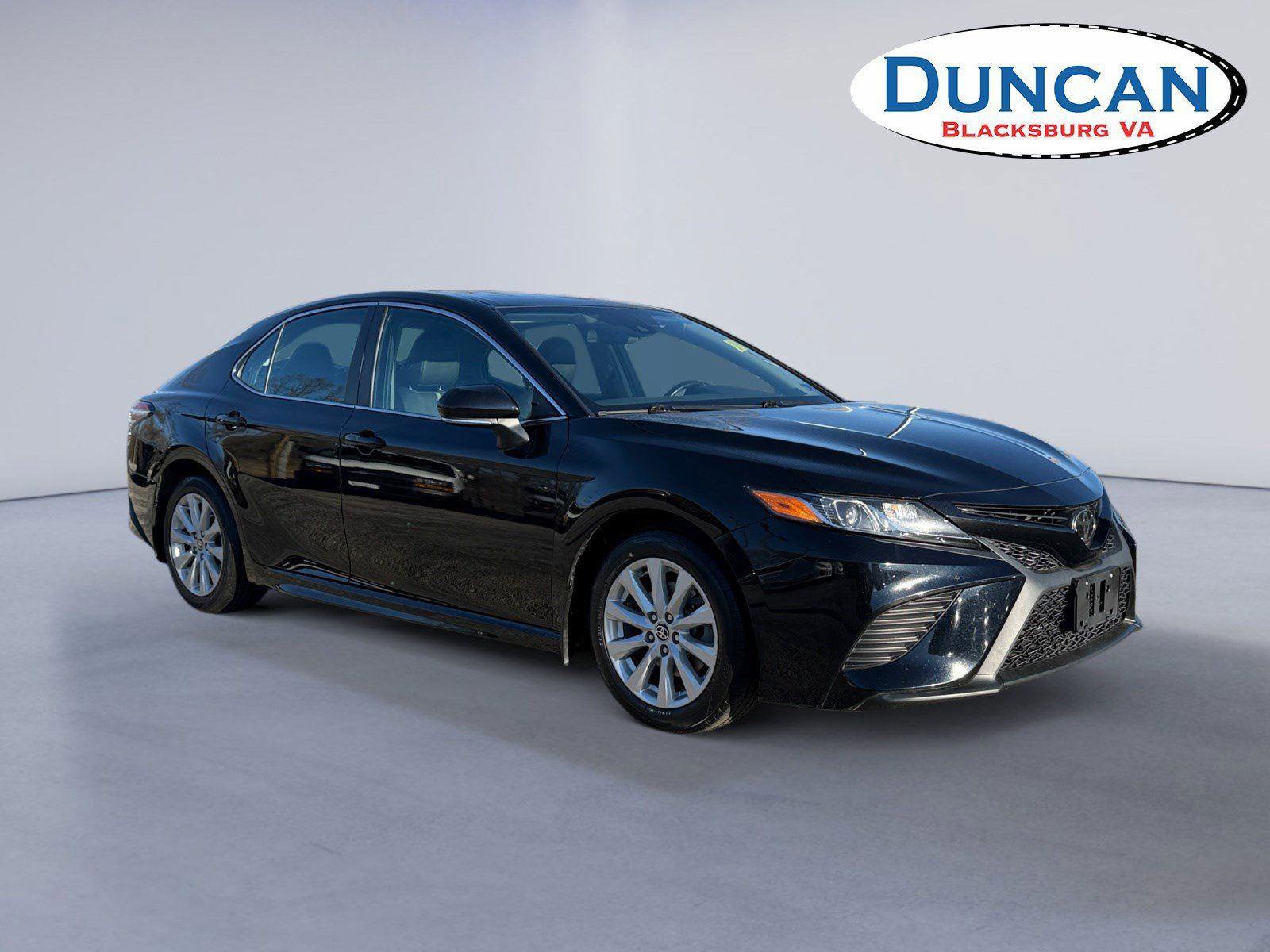 Used 2020 Toyota Camry SE image 1