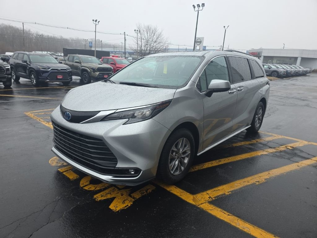 Used 2025 Toyota Sienna XLE image 9