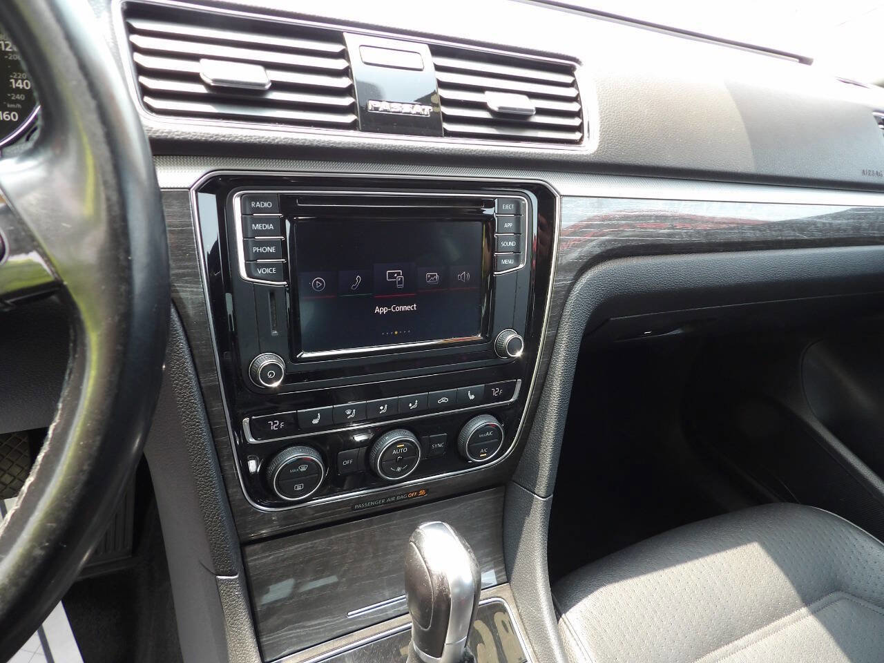 Used 2018 Volkswagen Passat 2.0T SE image 7