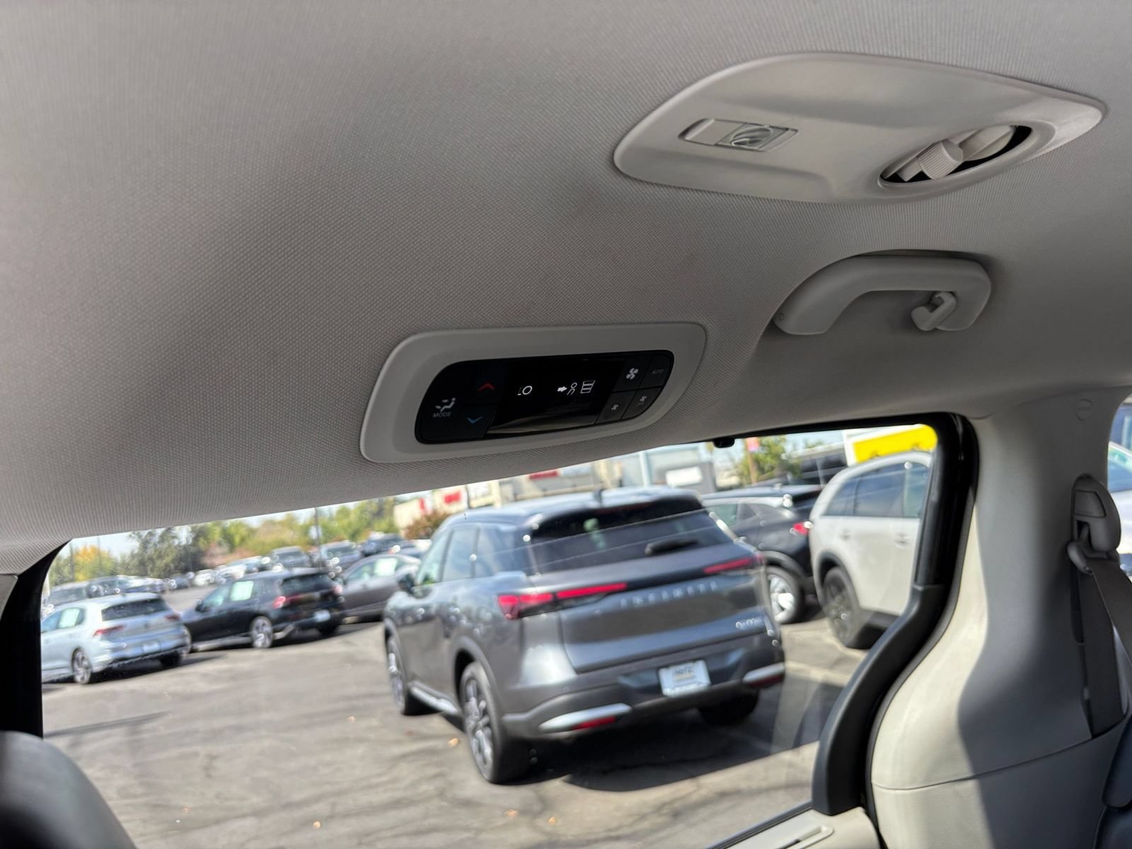 Used 2023 Chrysler Pacifica Touring-L FWD image 24