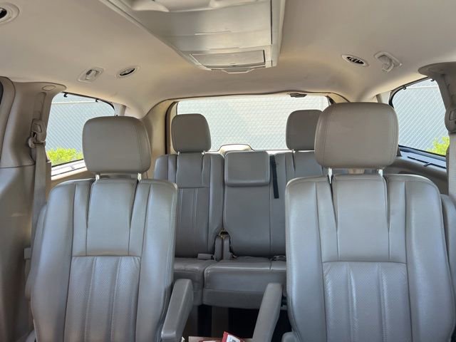 Used 2012 Chrysler Town & Country Touring-L w/ Entertainment Group #2 FWD image 15