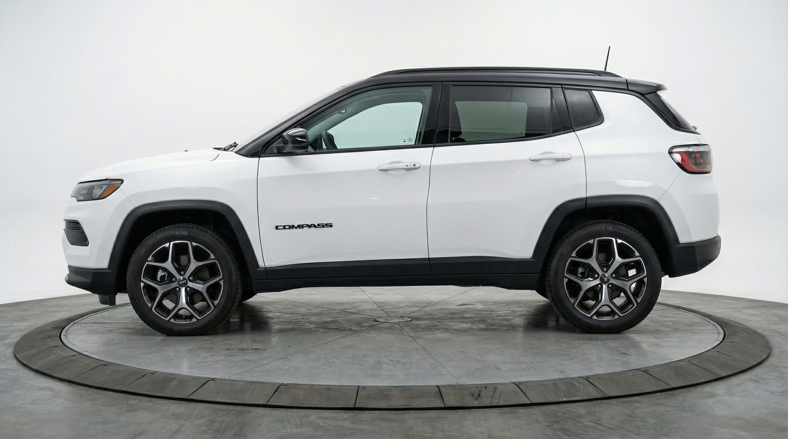 Used 2025 Jeep Compass Limited AWD/4WD image 5