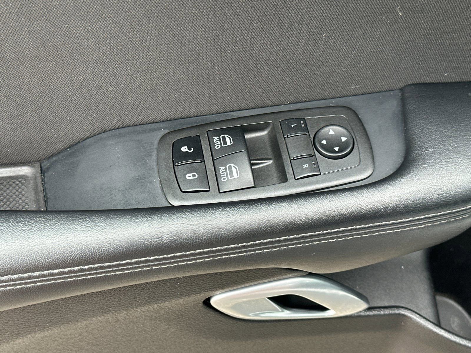 Used 2022 Dodge Challenger SXT RWD image 13