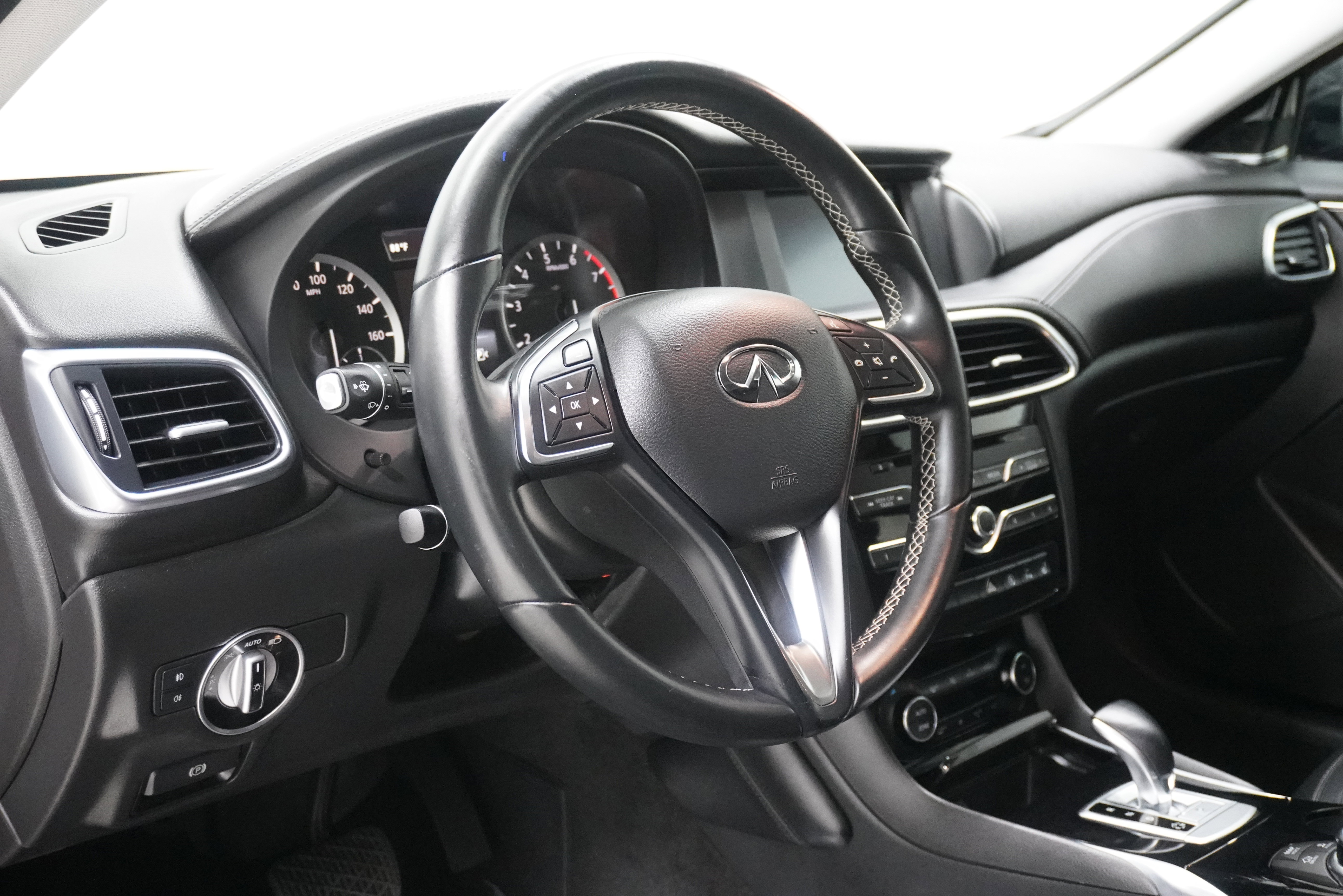 Used 2017 INFINITI QX30 Premium w/ Navigation Package FWD image 9