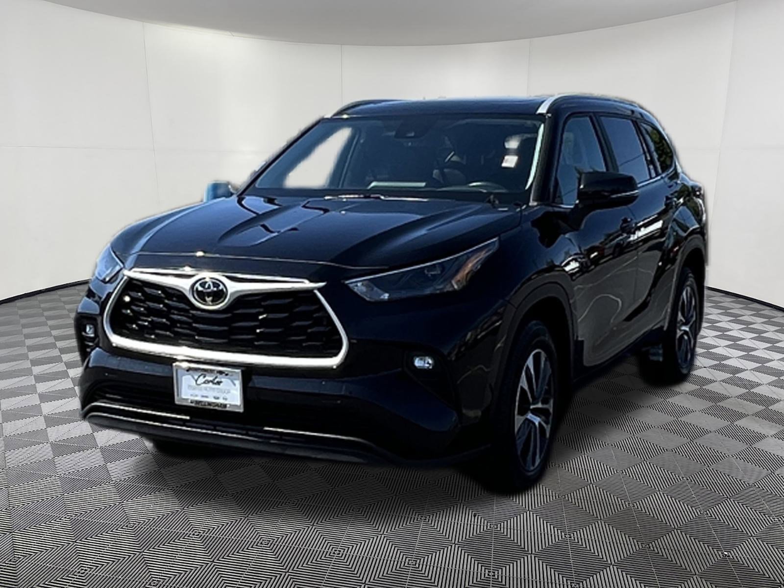 Used 2024 Toyota Highlander XLE image 3