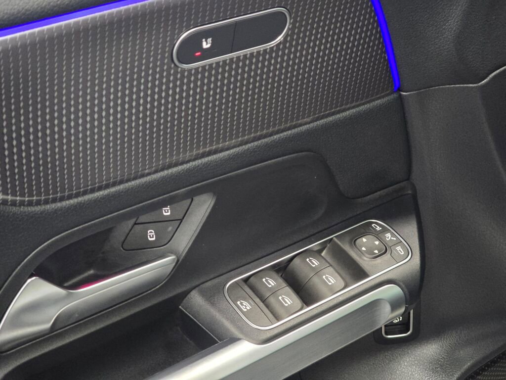 Used 2022 Mercedes-Benz EQB 350 4MATIC image 31