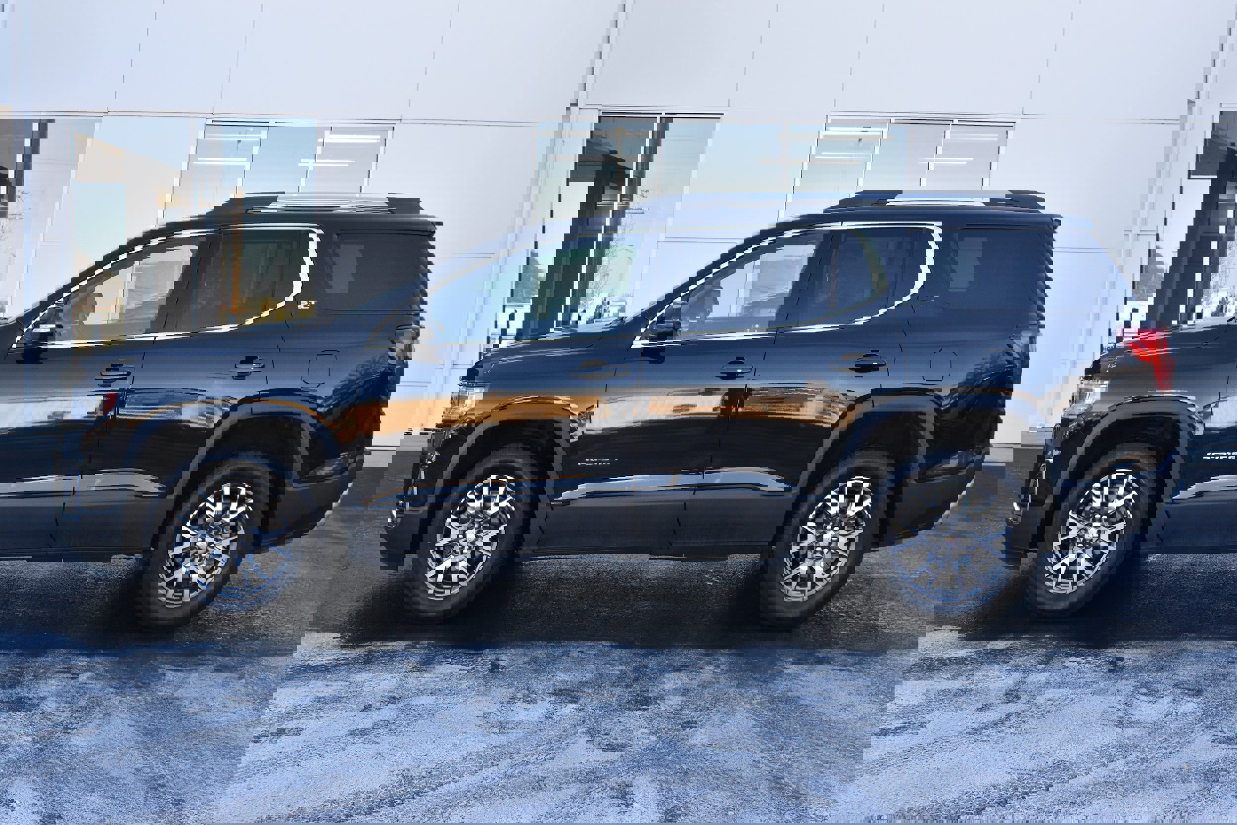 Used 2023 GMC Acadia SLT image 13