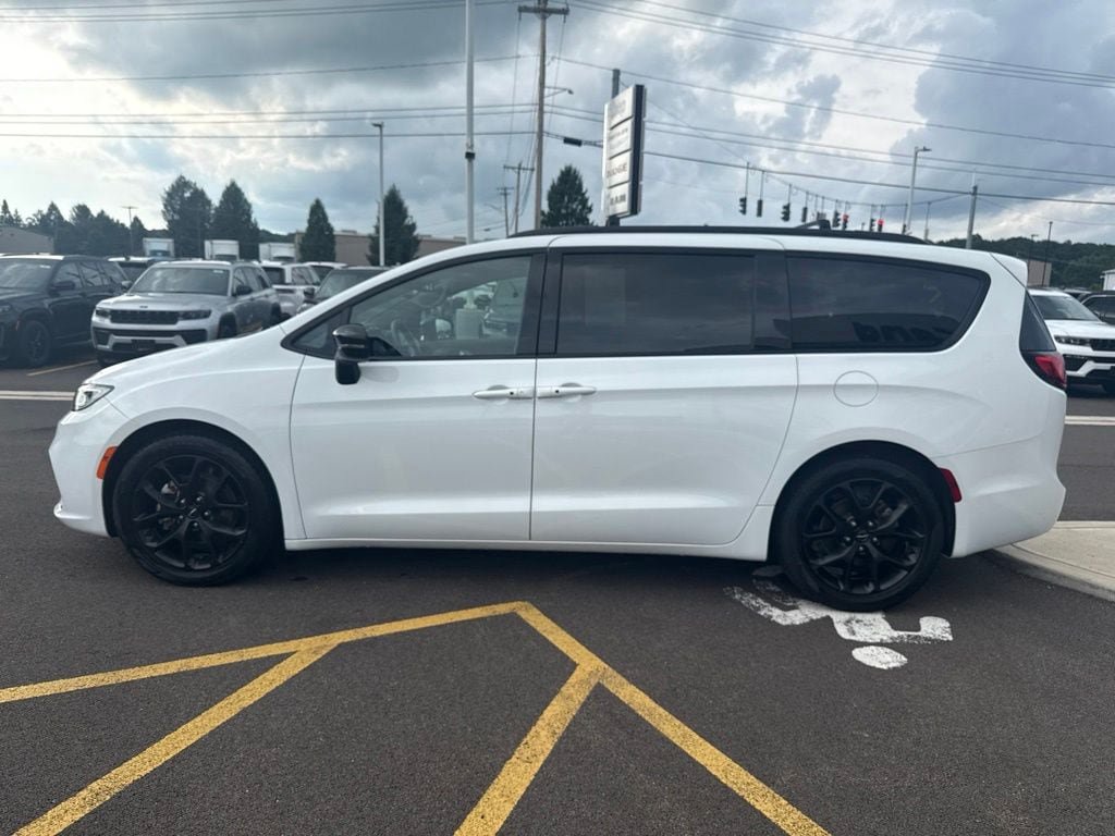 Used 2025 Chrysler Pacifica Limited FWD image 5