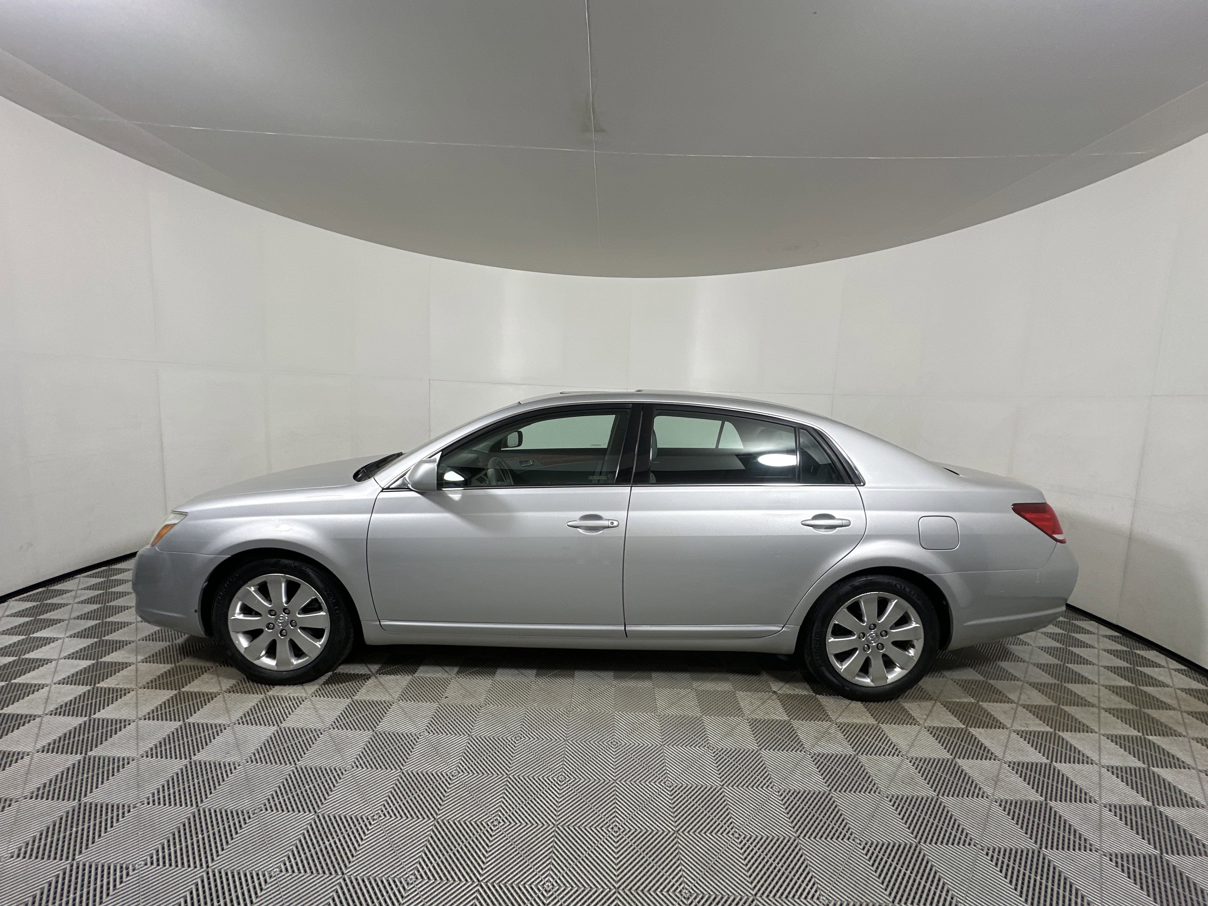 Used 2006 Toyota Avalon XLS image 4