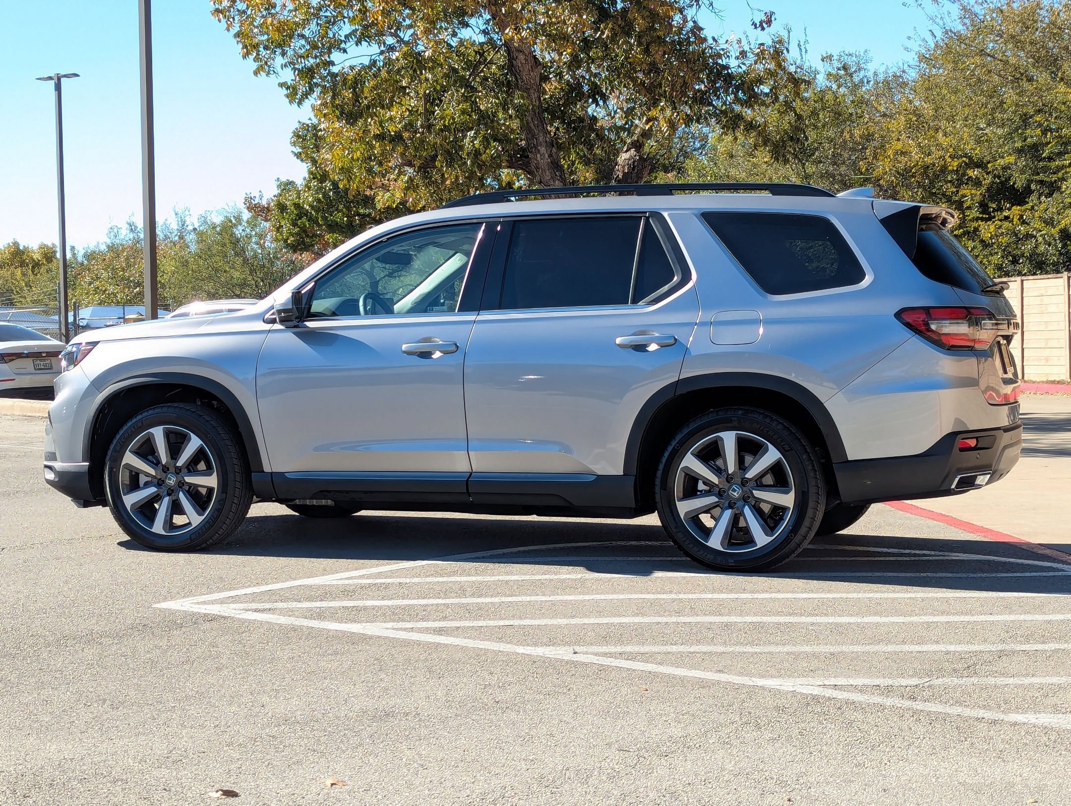 Used 2025 Honda Pilot Touring image 6