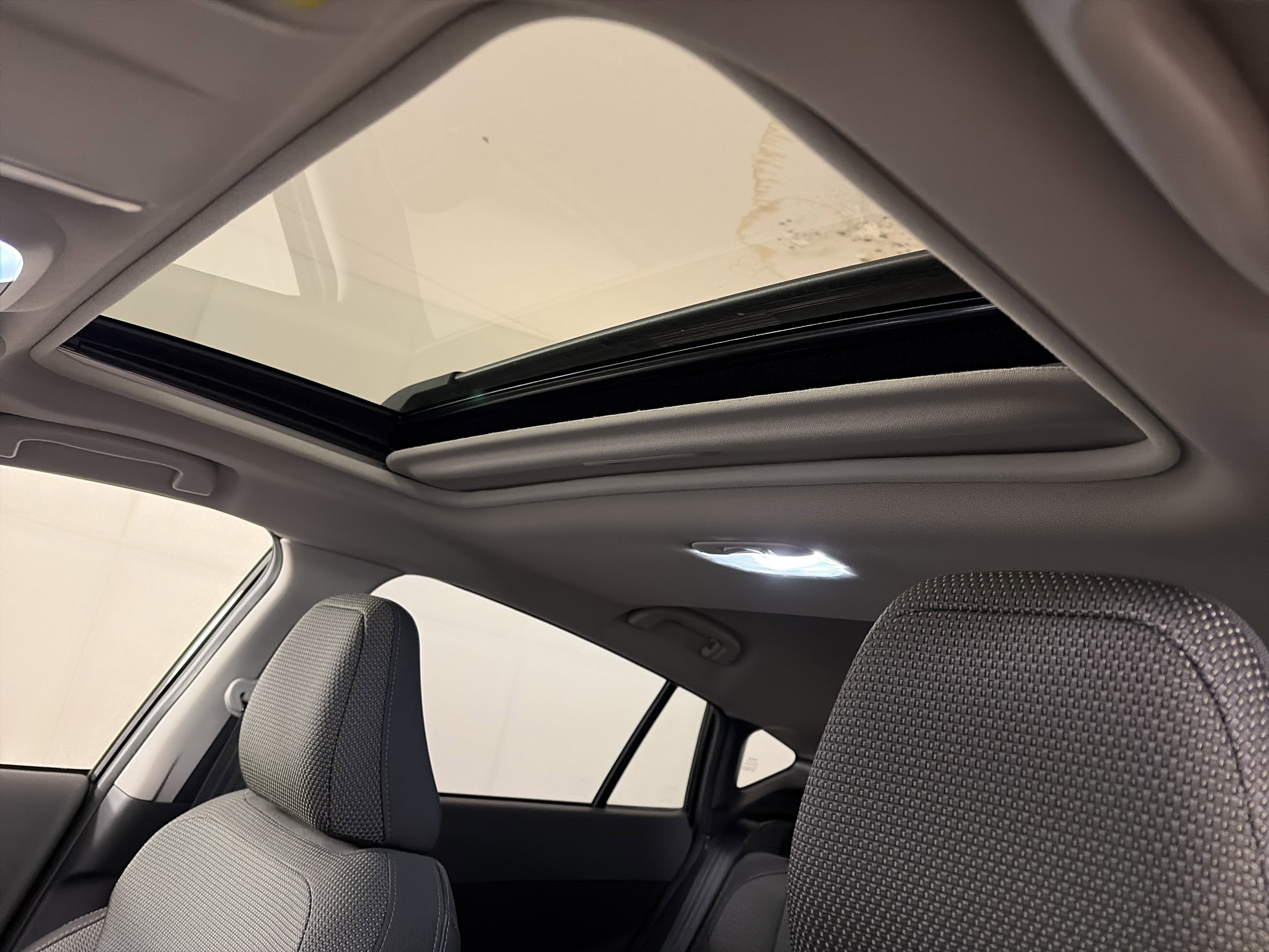 Used 2024 Subaru Crosstrek 2.0i Premium image 31