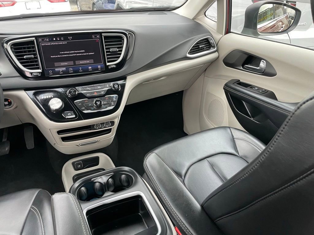 Used 2023 Chrysler Pacifica Touring-L image 12