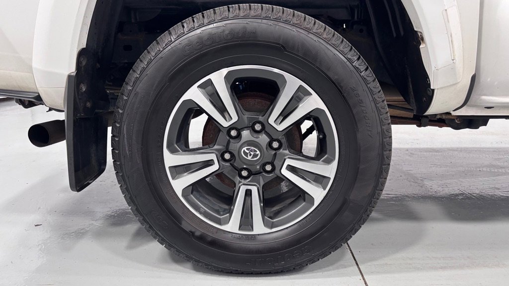 Used 2019 Toyota Tacoma TRD Sport AWD/4WD image 33