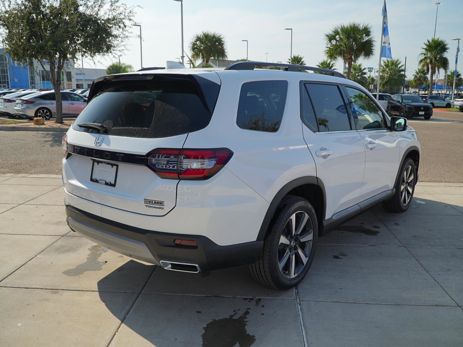 New 2025 Honda Pilot Touring image 5