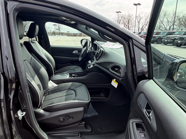New 2026 Chrysler Pacifica Limited w/ S Appearance Package FWD image 29