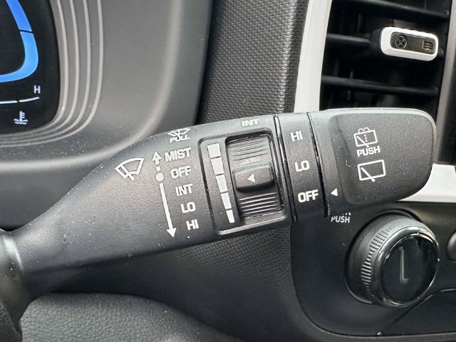 Used 2025 Hyundai Venue Limited FWD image 34