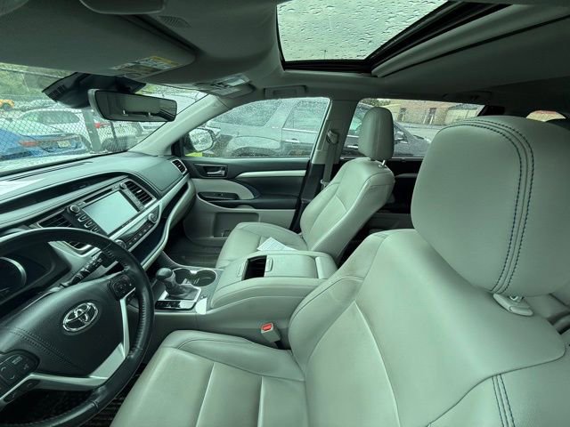 Used 2019 Toyota Highlander XLE AWD/4WD image 5