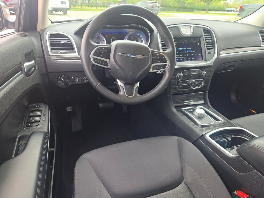 Used 2021 Chrysler 300 Touring w/ Chrome Appearance Package RWD image 18