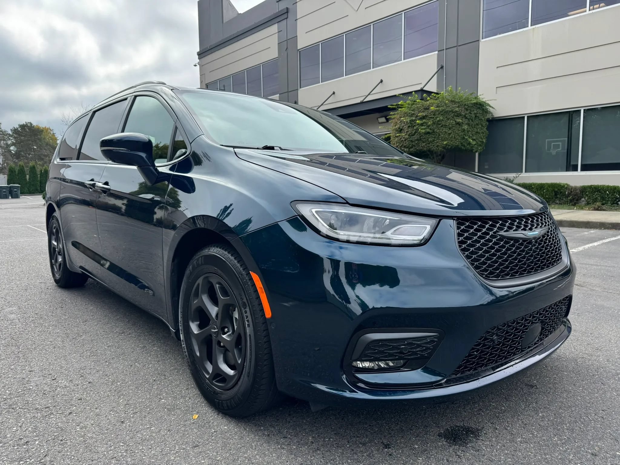 Used 2021 Chrysler Pacifica Touring-L w/ S Appearance Package FWD image 2