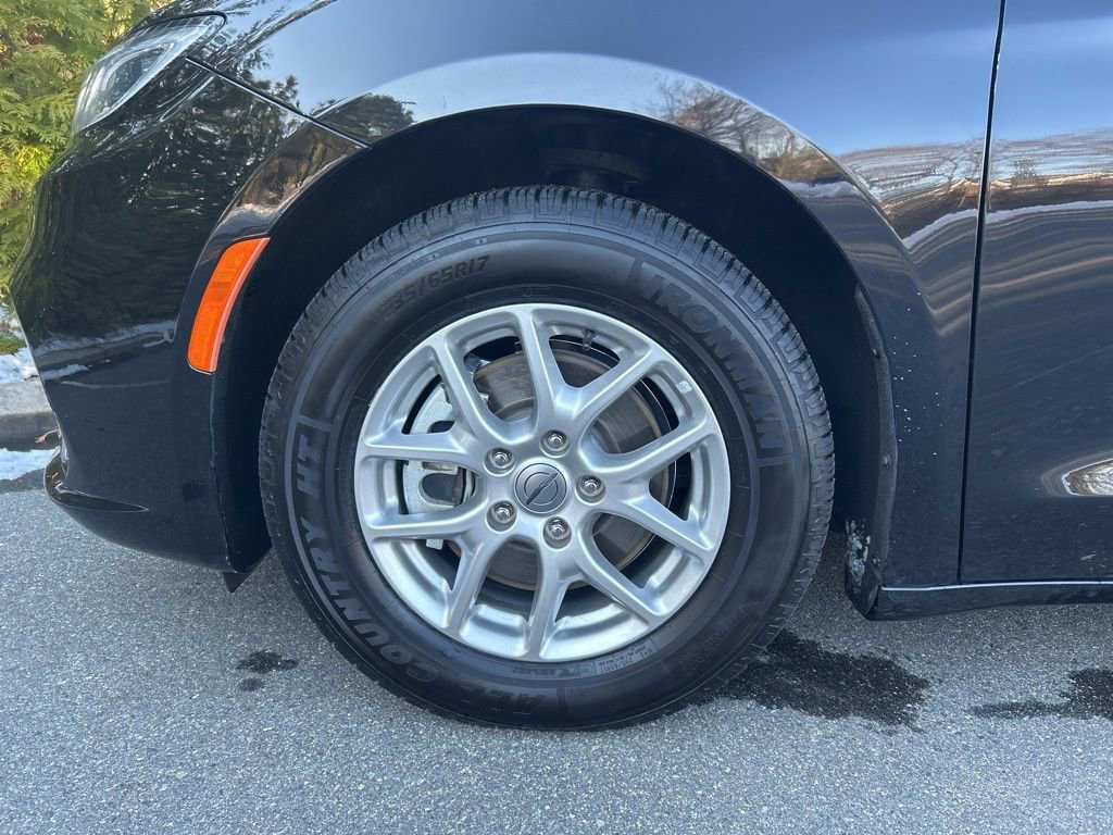 Used 2024 Chrysler Pacifica Touring-L image 6