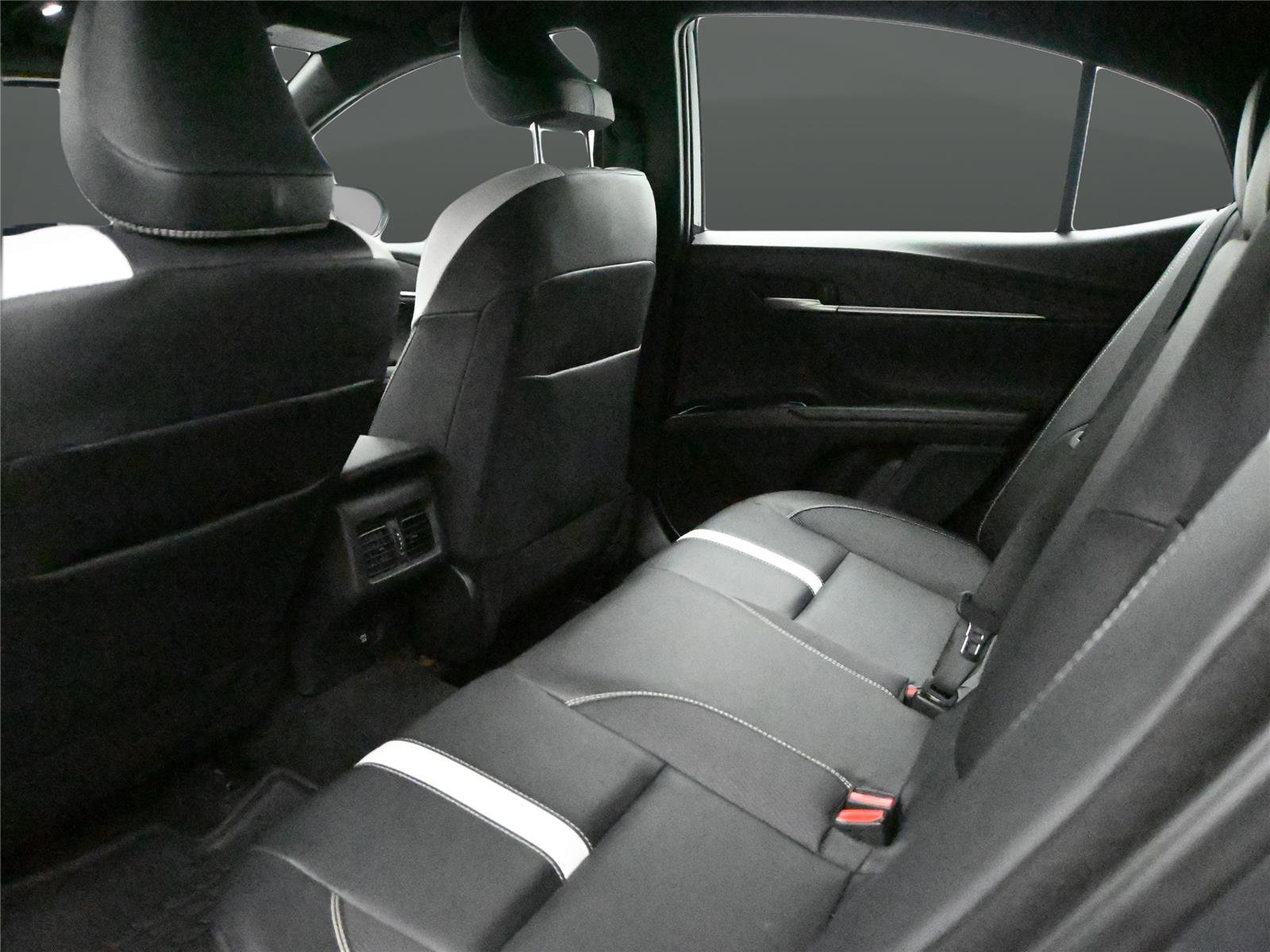 Used 2025 Toyota Camry SE w/ Convenience Package image 10