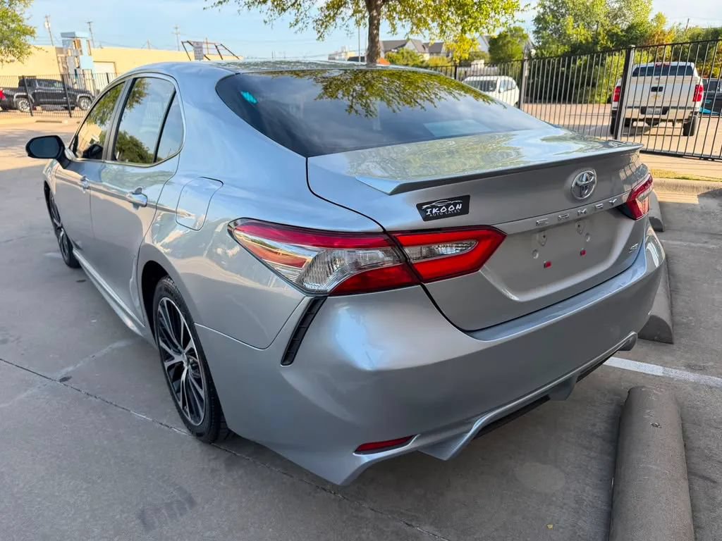 Used 2018 Toyota Camry SE FWD image 12