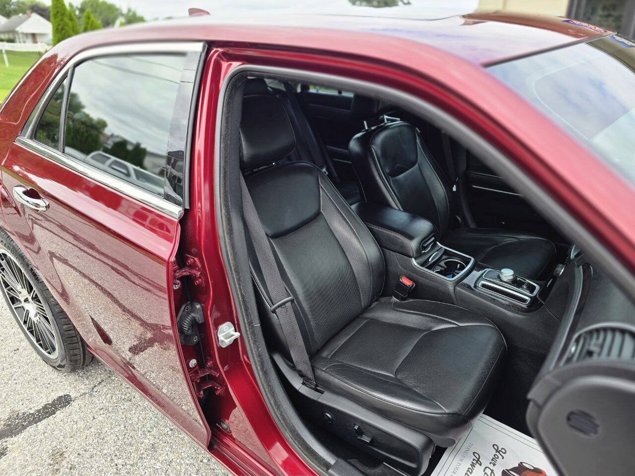 Used 2019 Chrysler 300 Limited AWD/4WD image 18