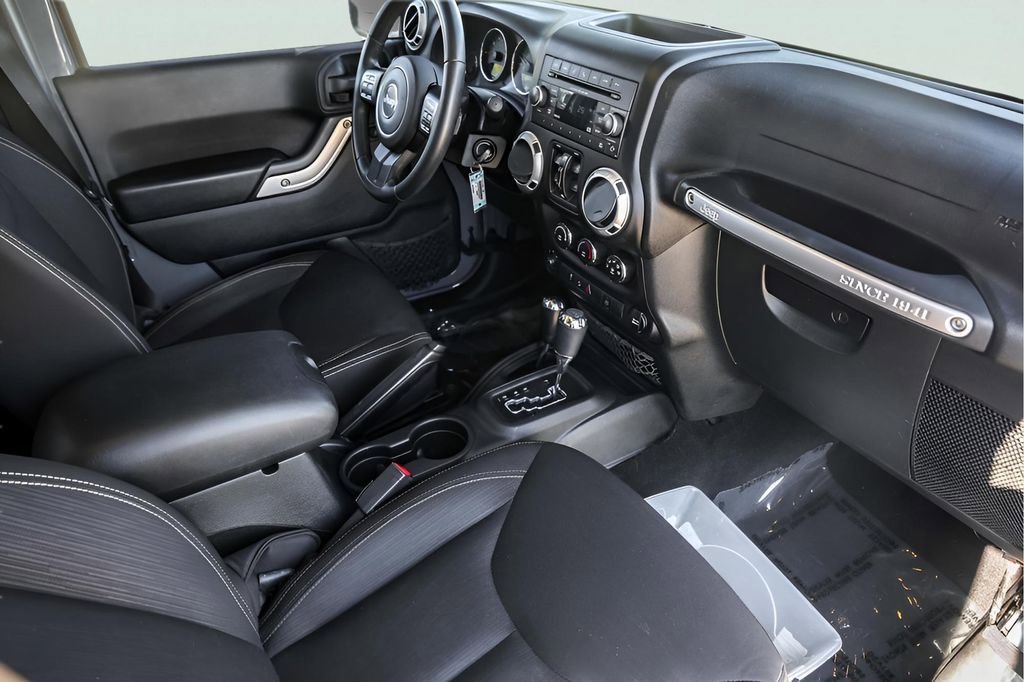 Used 2015 Jeep Wrangler Unlimited Sahara w/ Connectivity Group AWD/4WD image 29