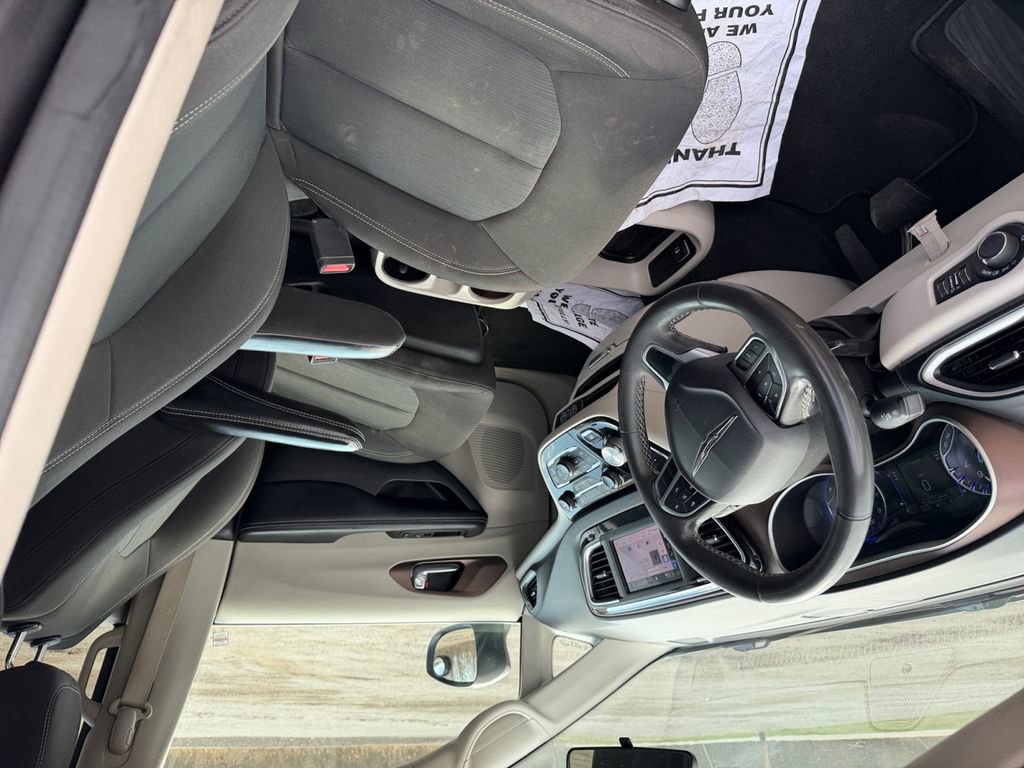 Used 2022 Chrysler Voyager LX FWD image 18