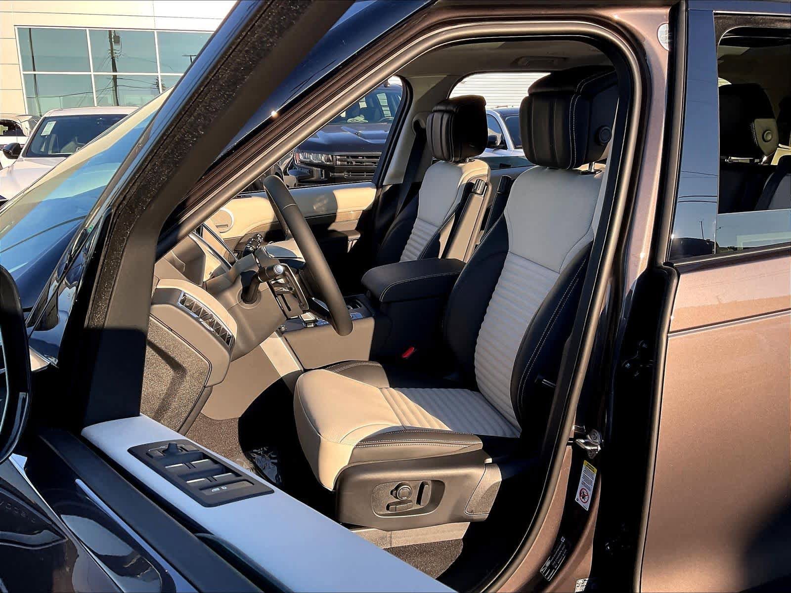 New 2025 Land Rover Discovery Metropolitan Edition AWD/4WD image 11