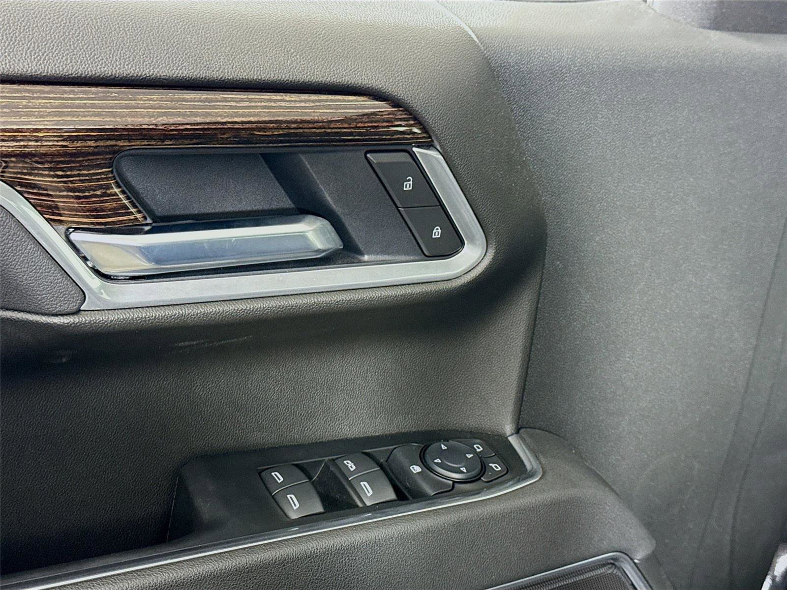 Used 2025 GMC Sierra 1500 SLE image 12