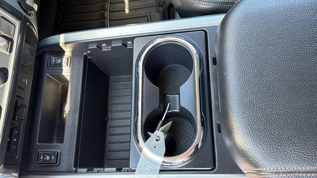 Used 2018 Nissan Titan SL w/ Chrome Package AWD/4WD image 17