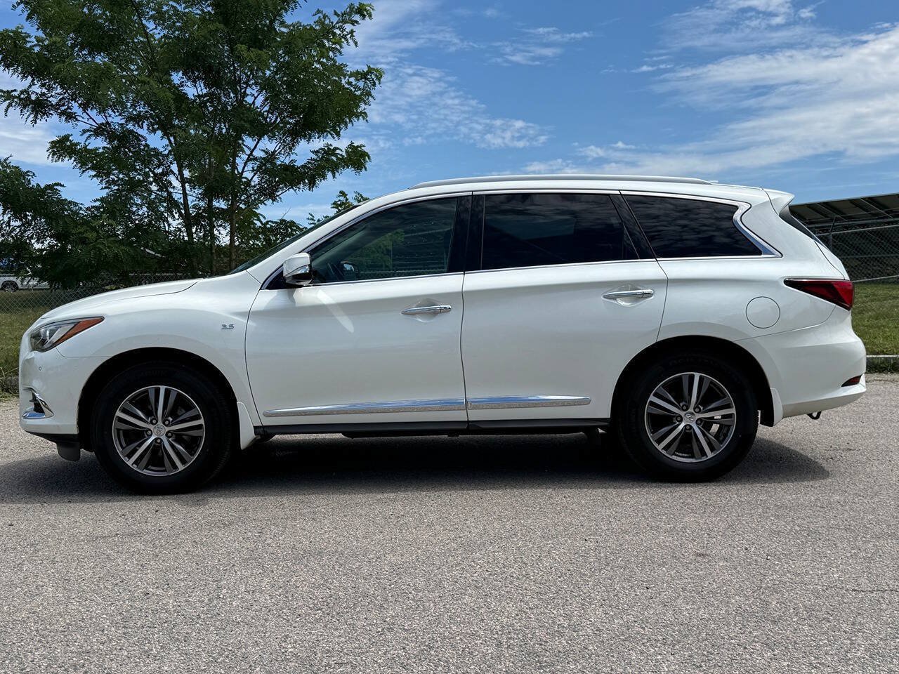 Used 2019 INFINITI QX60 Luxe w/ Essential Package AWD/4WD image 2