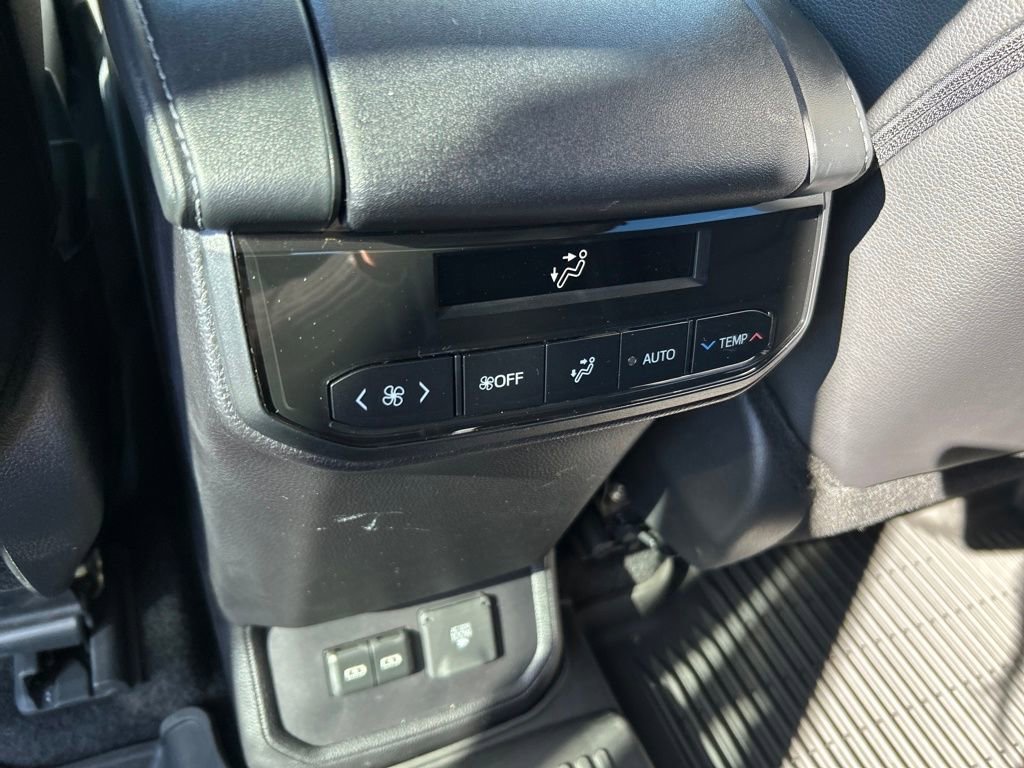 Used 2024 Toyota Highlander Limited image 18