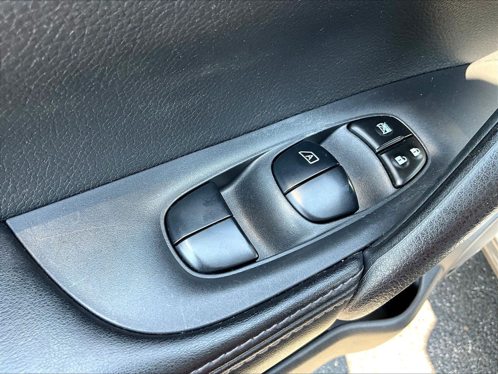 Used 2021 Nissan Rogue Sport SV AWD/4WD image 35