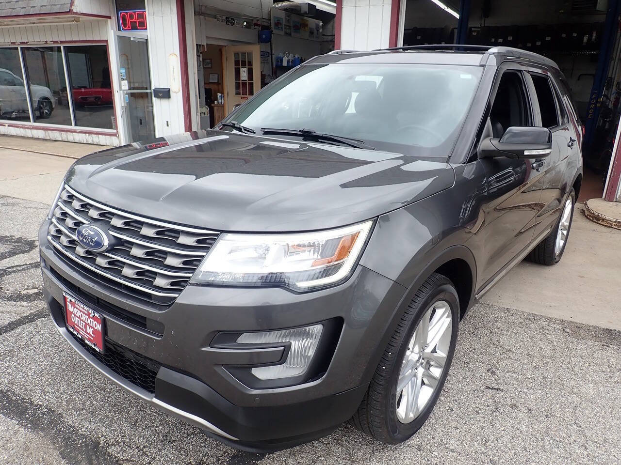 Used 2017 Ford Explorer XLT w/ Equipment Group 202A AWD/4WD image 2