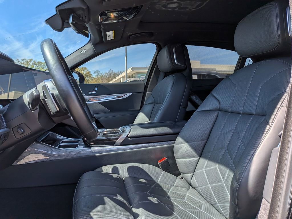 Used 2024 BMW 740i xDrive image 12