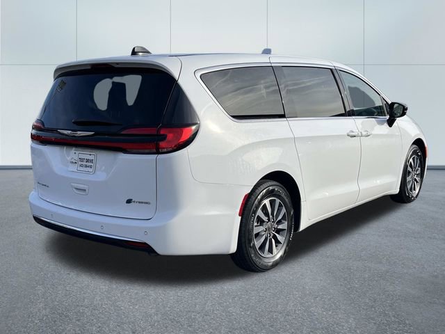 Used 2024 Chrysler Pacifica Limited FWD image 3