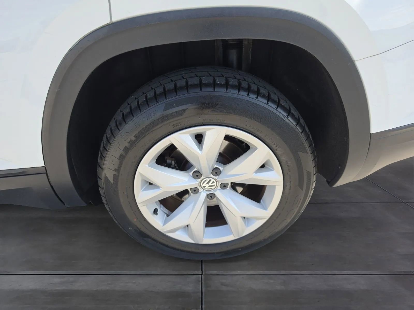 Used 2018 Volkswagen Atlas Launch Edition FWD image 27