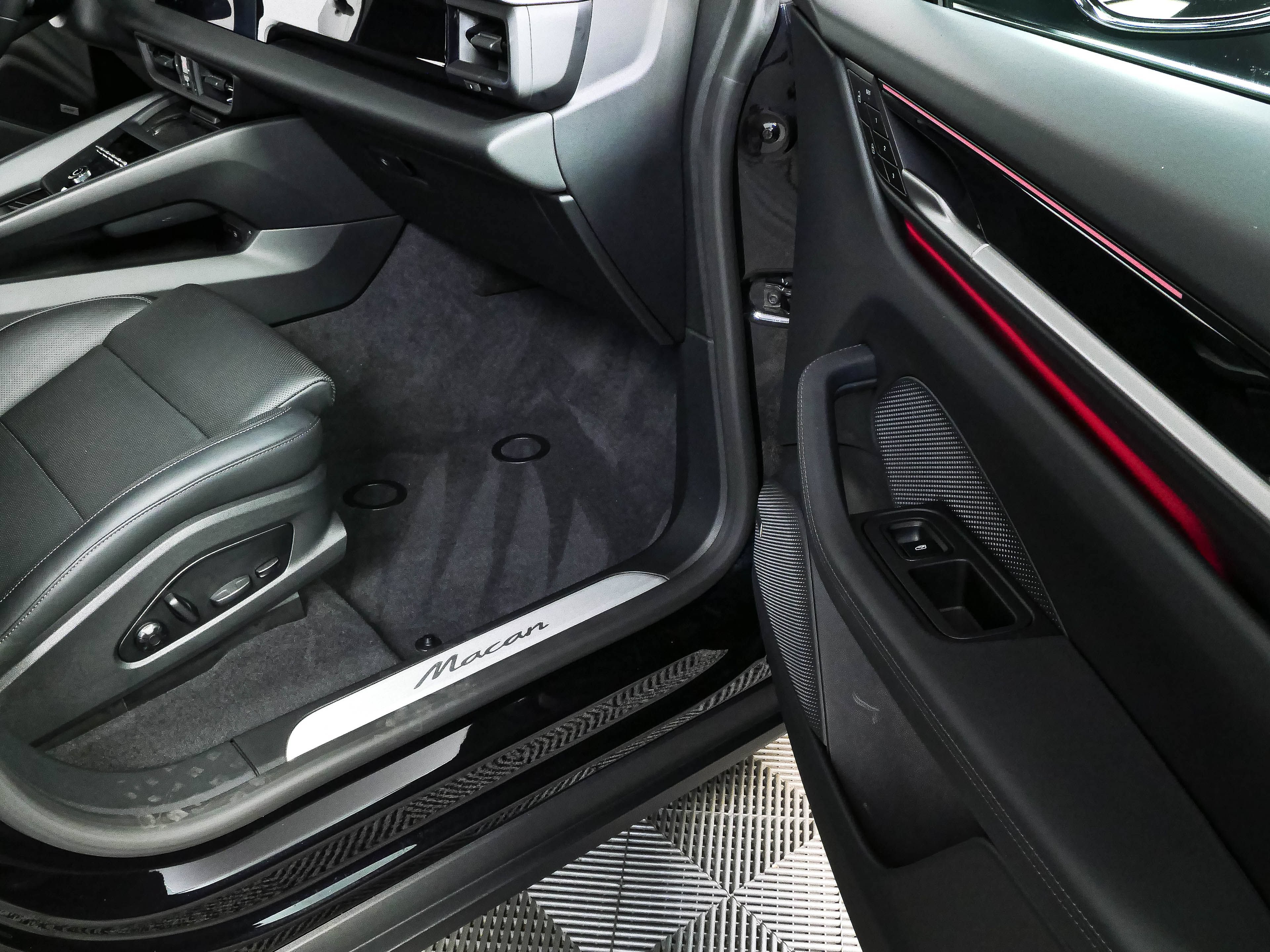 Certified 2025 Porsche Macan Electric RWD image 25