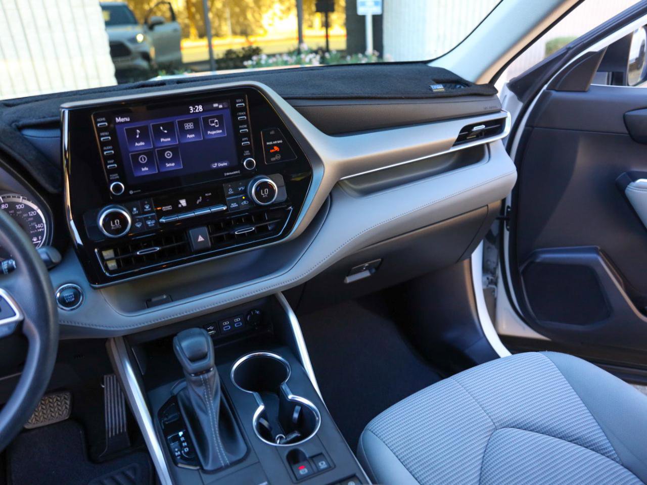 Used 2022 Toyota Highlander L image 34