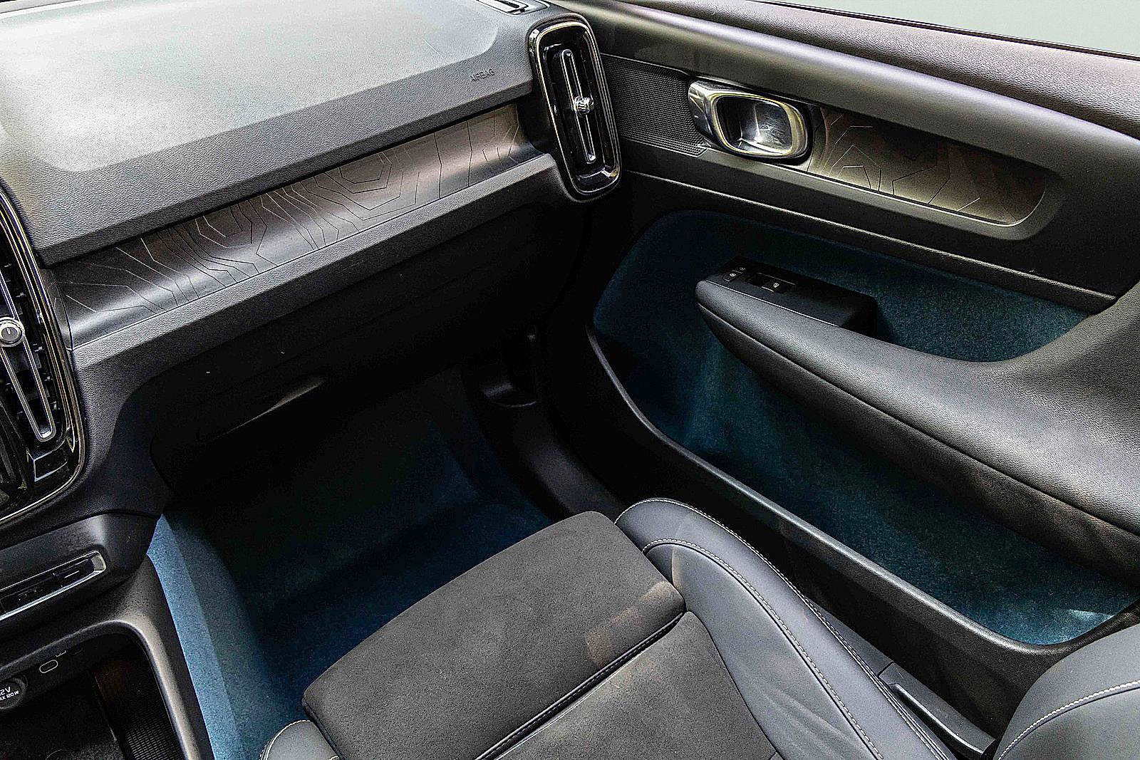 Used 2023 Volvo XC40 Recharge Plus w/ Protection Package Premier image 17