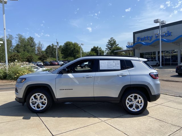 Used 2024 Jeep Compass Latitude AWD/4WD image 7